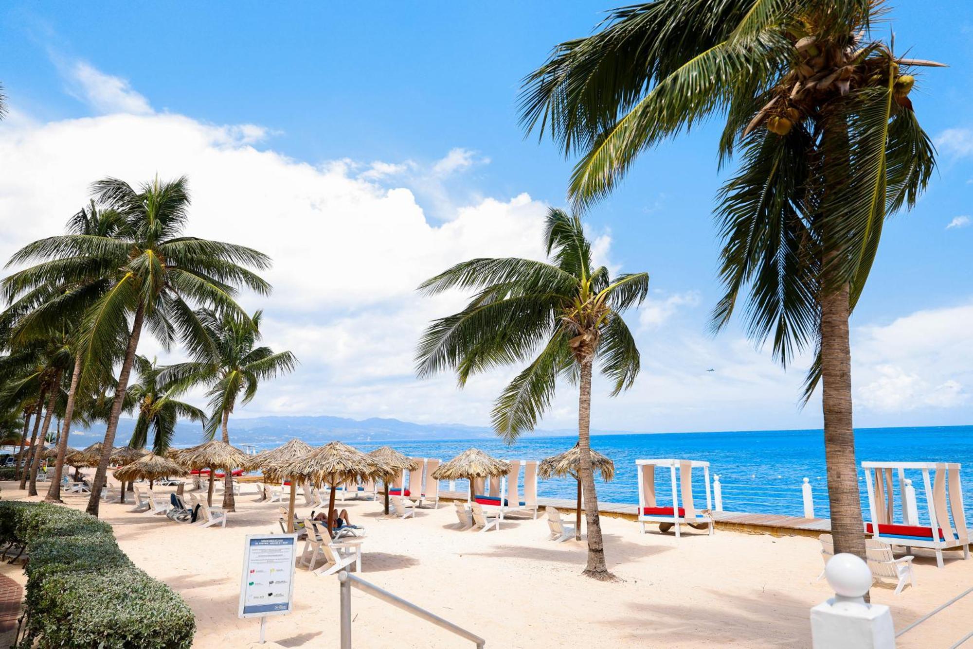 Grand Decameron Montego Beach, A Trademark All-Inclusive Resort مونتيغو باي المظهر الخارجي الصورة