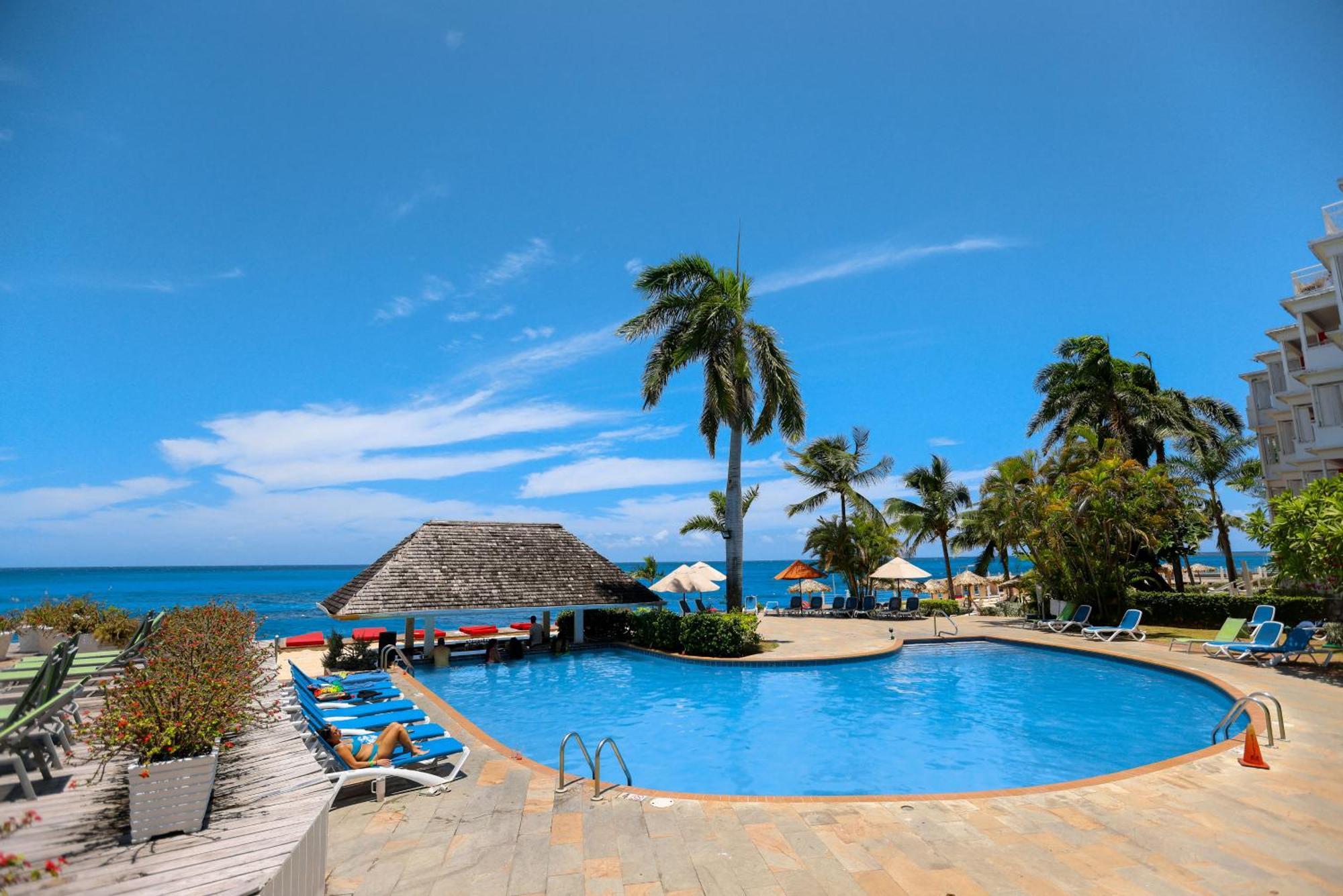 Grand Decameron Montego Beach, A Trademark All-Inclusive Resort مونتيغو باي المظهر الخارجي الصورة