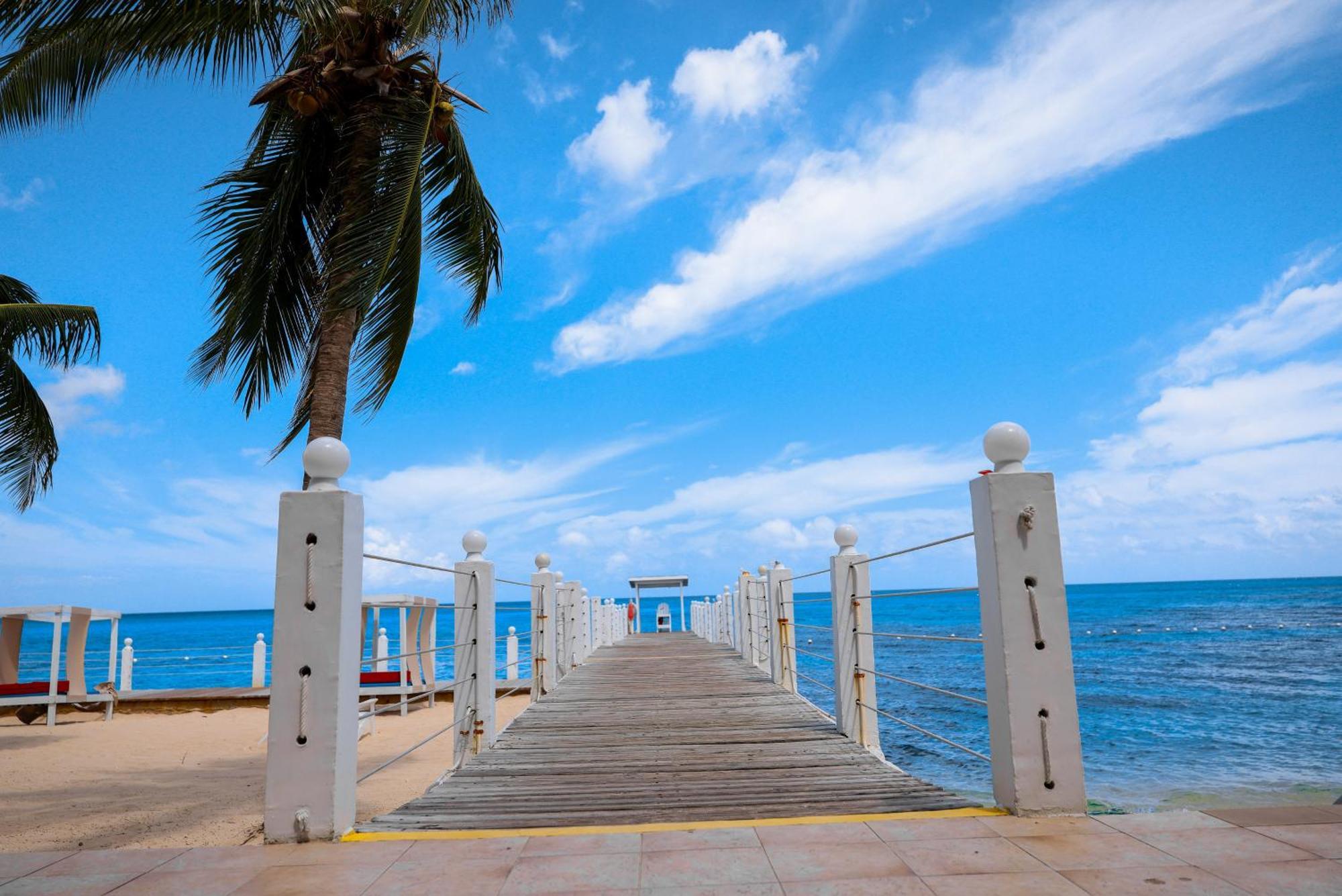 Grand Decameron Montego Beach, A Trademark All-Inclusive Resort مونتيغو باي المظهر الخارجي الصورة