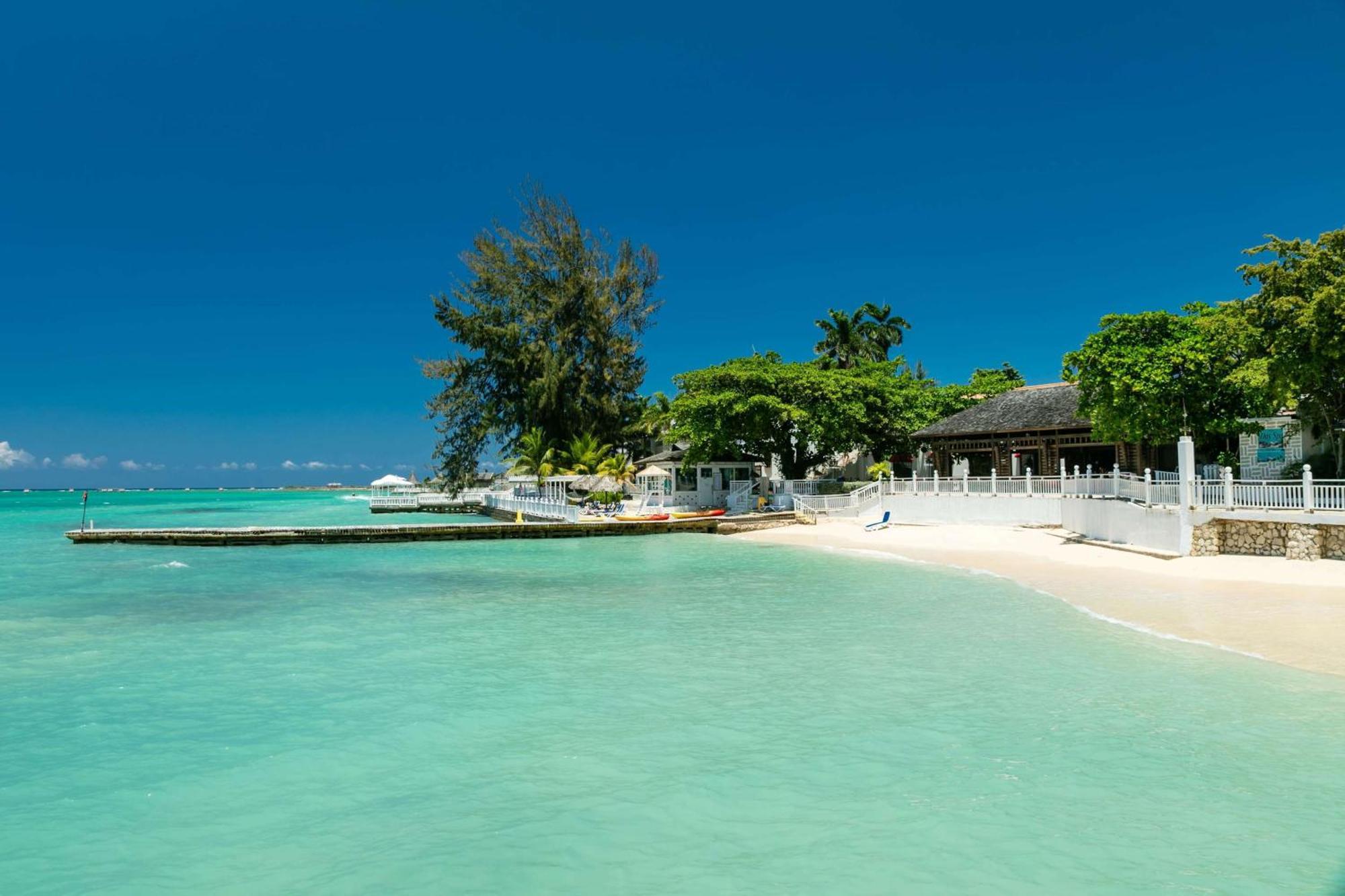 Grand Decameron Montego Beach, A Trademark All-Inclusive Resort مونتيغو باي المظهر الخارجي الصورة