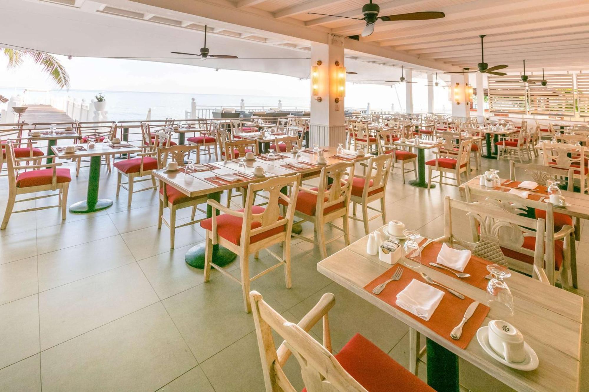 Grand Decameron Montego Beach, A Trademark All-Inclusive Resort مونتيغو باي المظهر الخارجي الصورة