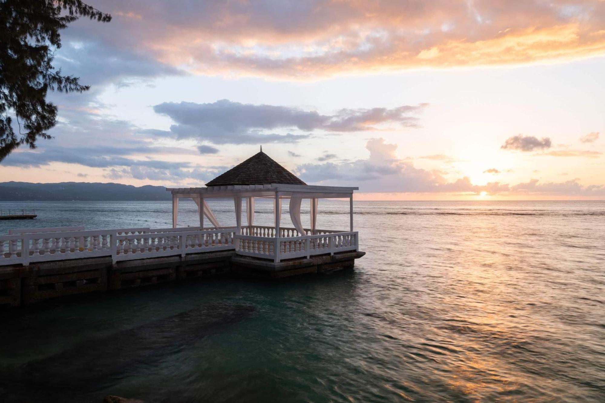 Grand Decameron Montego Beach, A Trademark All-Inclusive Resort مونتيغو باي المظهر الخارجي الصورة