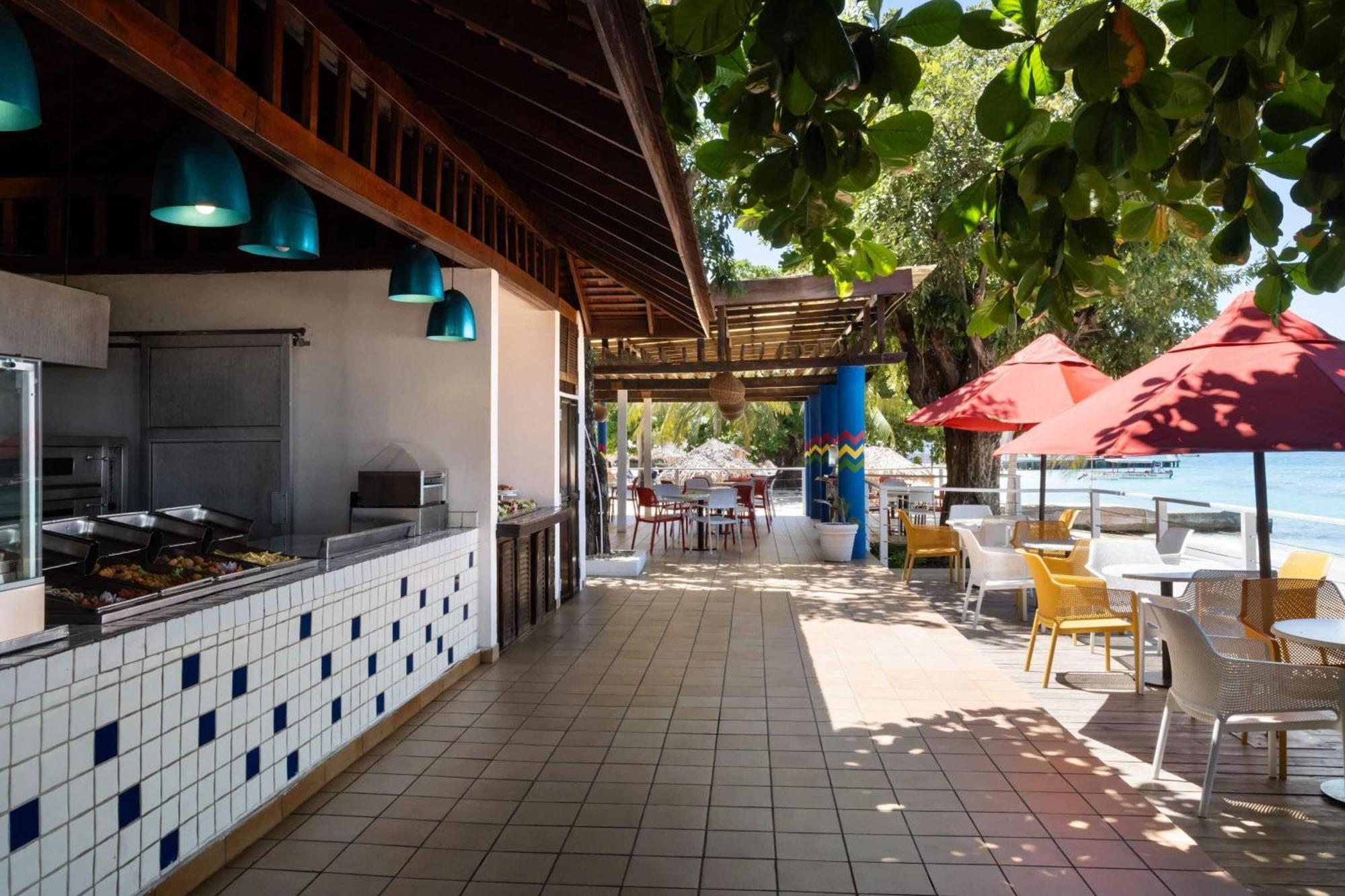 Grand Decameron Montego Beach, A Trademark All-Inclusive Resort مونتيغو باي المظهر الخارجي الصورة