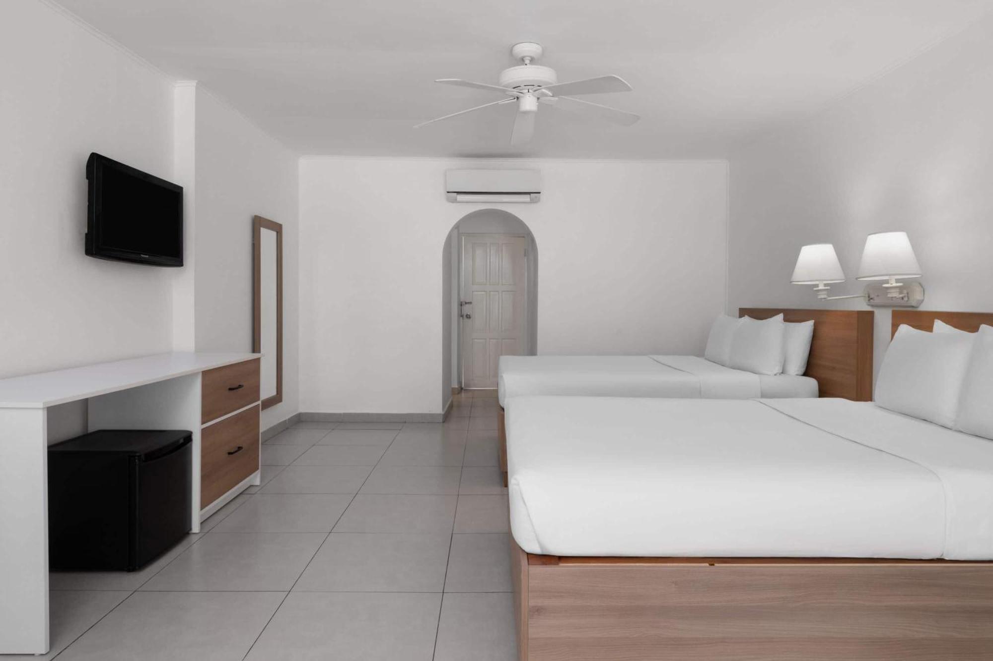 Grand Decameron Montego Beach, A Trademark All-Inclusive Resort مونتيغو باي المظهر الخارجي الصورة