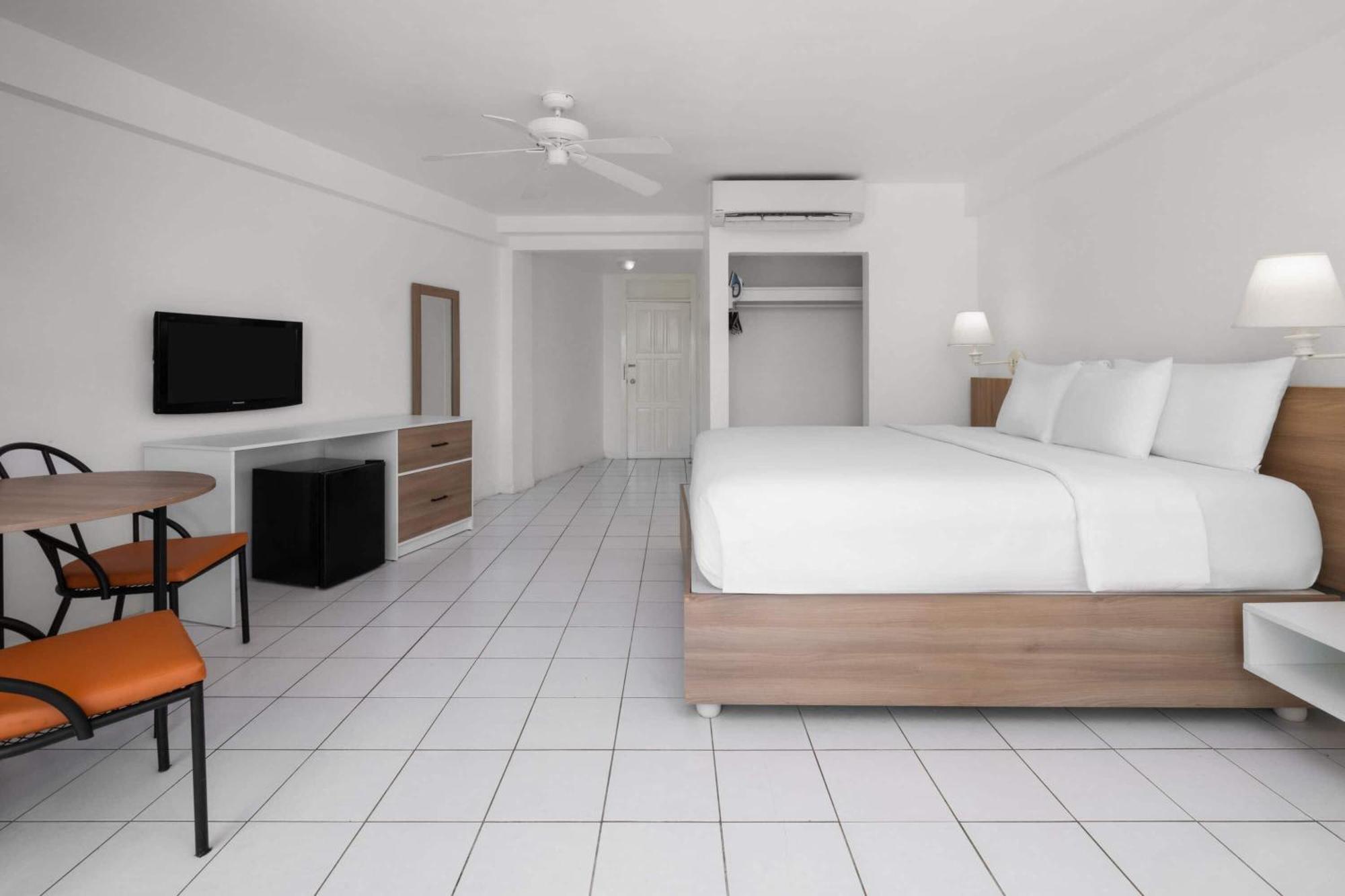 Grand Decameron Montego Beach, A Trademark All-Inclusive Resort مونتيغو باي المظهر الخارجي الصورة