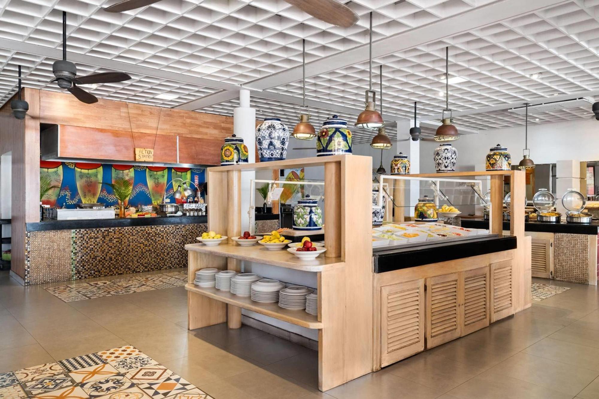 Grand Decameron Montego Beach, A Trademark All-Inclusive Resort مونتيغو باي المظهر الخارجي الصورة
