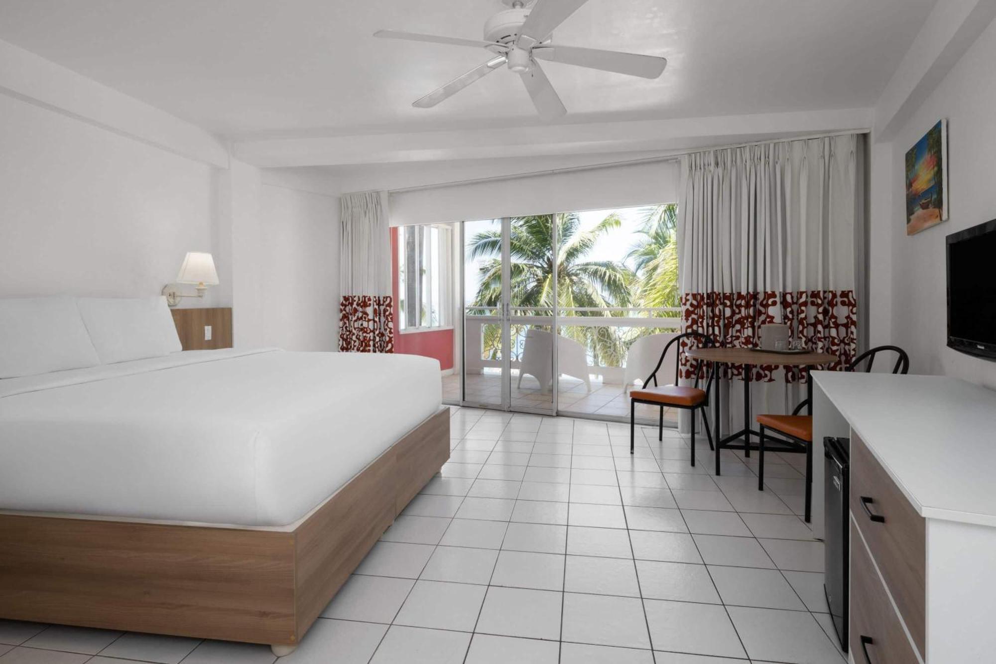 Grand Decameron Montego Beach, A Trademark All-Inclusive Resort مونتيغو باي المظهر الخارجي الصورة