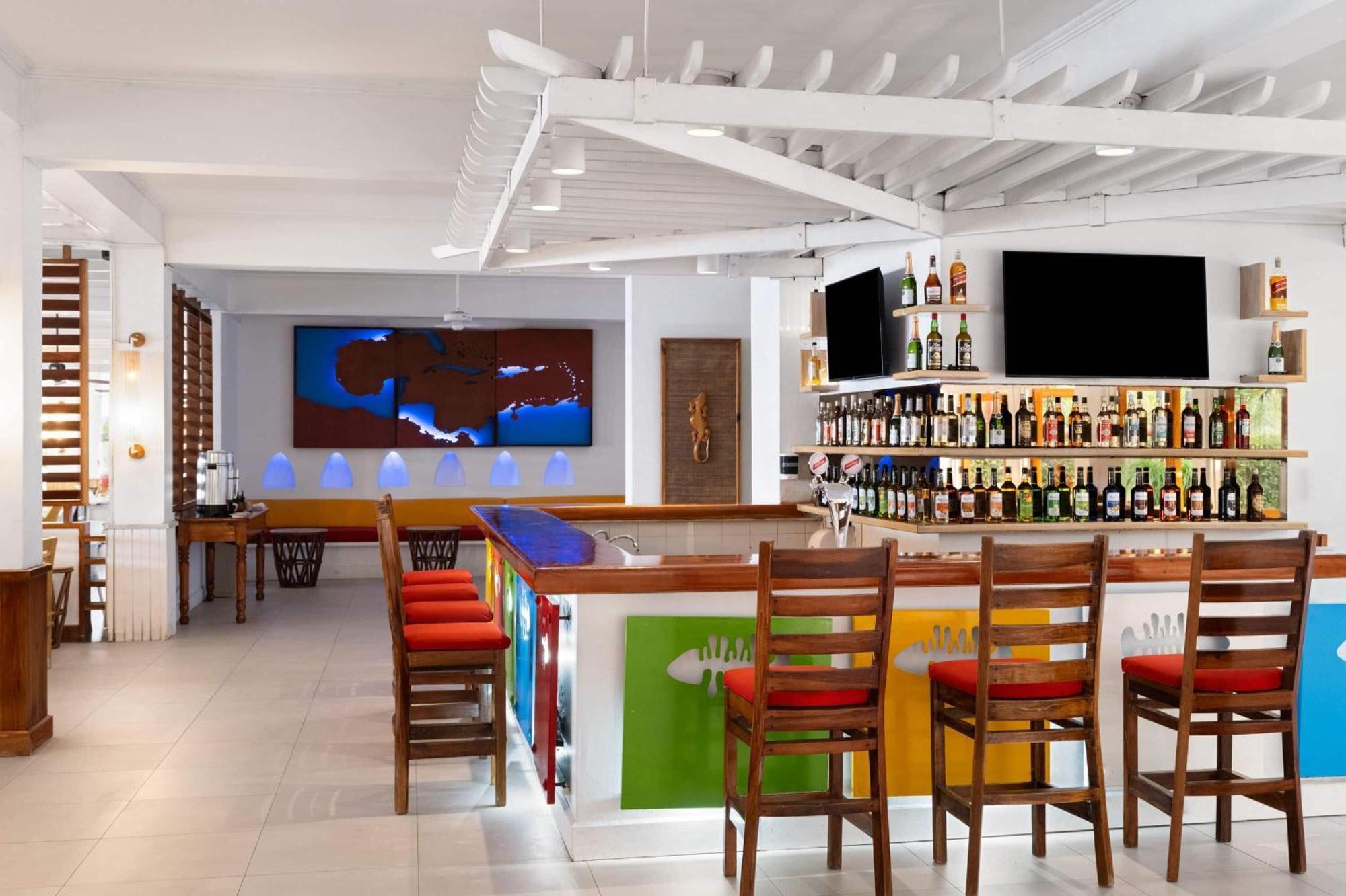 Grand Decameron Montego Beach, A Trademark All-Inclusive Resort مونتيغو باي المظهر الخارجي الصورة