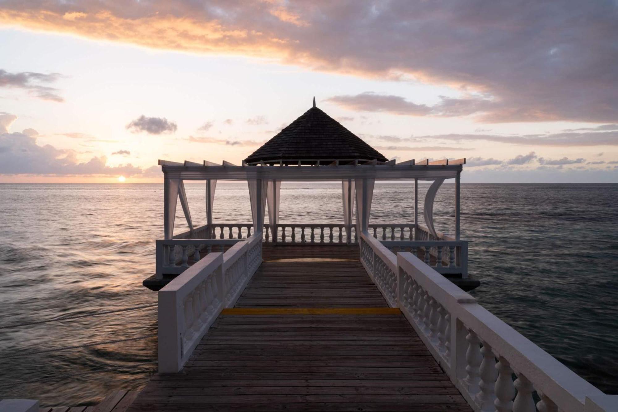Grand Decameron Montego Beach, A Trademark All-Inclusive Resort مونتيغو باي المظهر الخارجي الصورة
