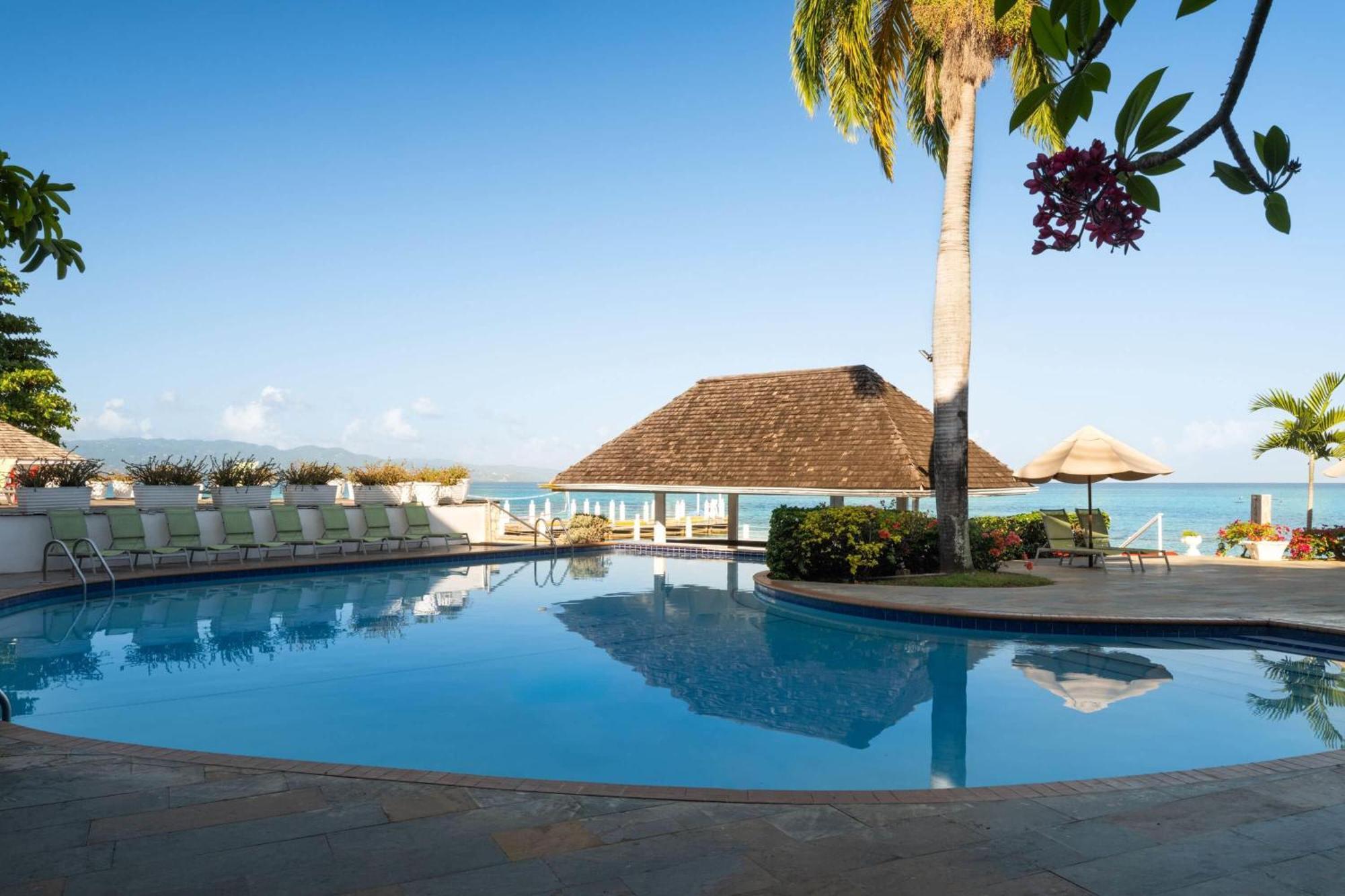 Grand Decameron Montego Beach, A Trademark All-Inclusive Resort مونتيغو باي المظهر الخارجي الصورة