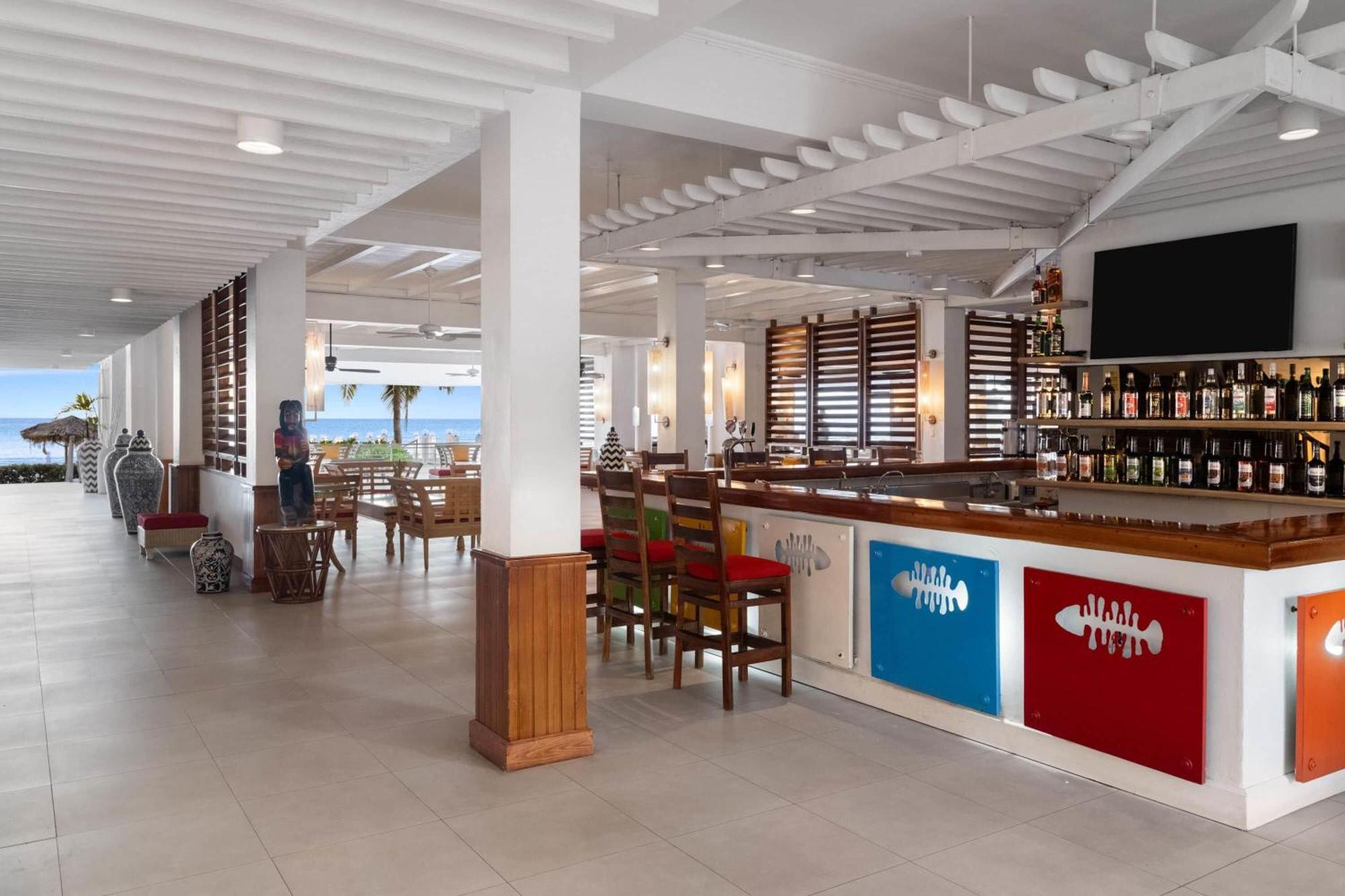Grand Decameron Montego Beach, A Trademark All-Inclusive Resort مونتيغو باي المظهر الخارجي الصورة