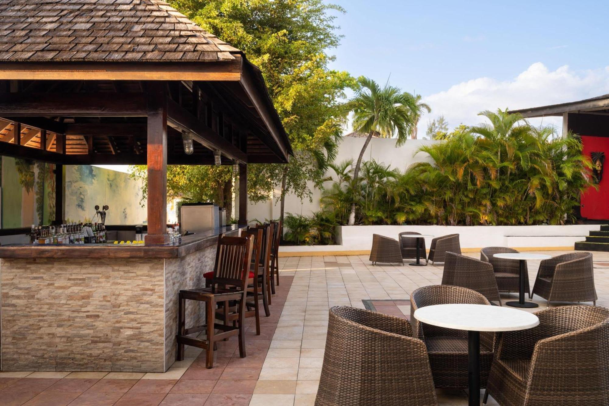 Grand Decameron Montego Beach, A Trademark All-Inclusive Resort مونتيغو باي المظهر الخارجي الصورة