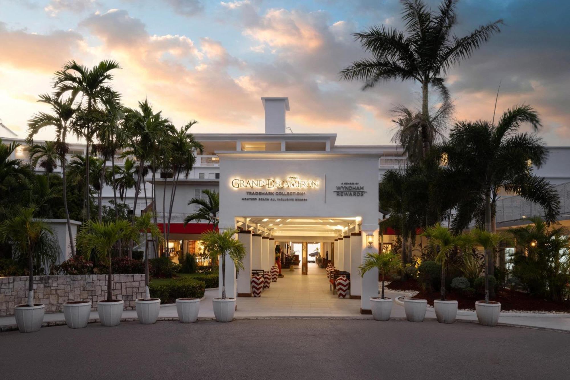 Grand Decameron Montego Beach, A Trademark All-Inclusive Resort مونتيغو باي المظهر الخارجي الصورة