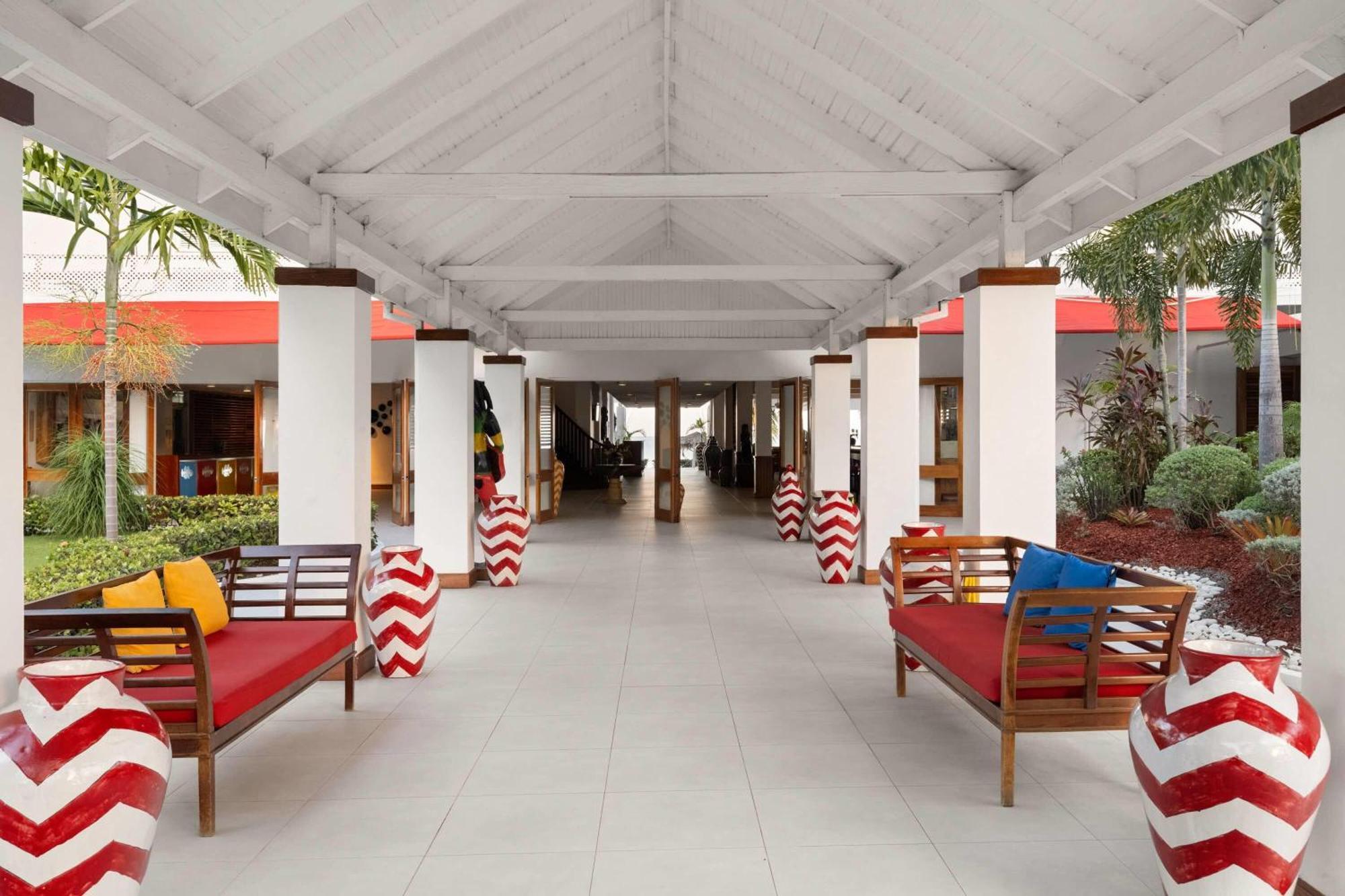 Grand Decameron Montego Beach, A Trademark All-Inclusive Resort مونتيغو باي المظهر الخارجي الصورة